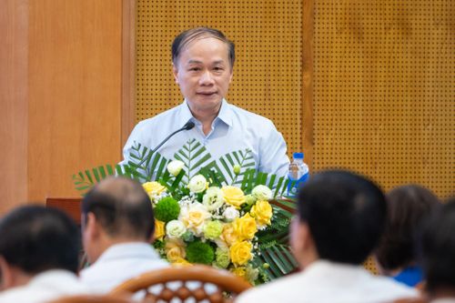 Phó Trưởng ban Thường trực Ban Tuyên giáo và Dân vận Trung ương Phạm Tất Thắng báo cáo sơ kết công tác 6 tháng đầu năm