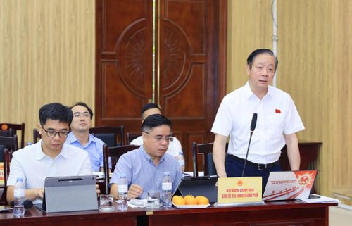 Thành viên Đoàn giám sát trao đổi tại buổi làm việc