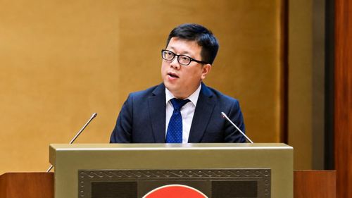 Ông Lưu Anh Tuấn, Phó tổng giám đốc VinSmart Future kiêm Giám đốc điều hành Trung tâm nghiên cứu trí tuệ nhân tạo Trường Đại học VinUni tham luận tại hội nghị. Ảnh: VGP.