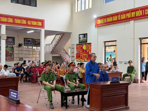 Phiên tòa xét xử bị cáo Lê Minh Quân (sinh năm 2007) về tội “Tàng trữ trái phép chất ma túy”