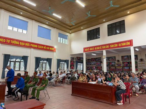 Đông đảo người dân tham dự phiên tòa xét xử lưu động
