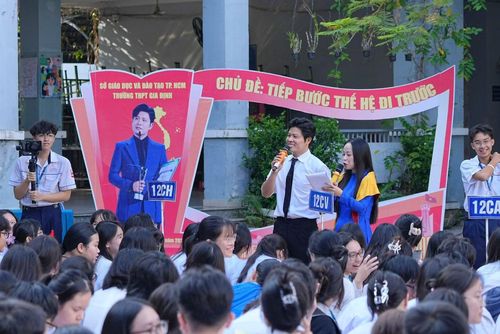 Nhạc sĩ Nguyễn Văn Chung trong một chương trình giao lưu với học sinh thành phố.