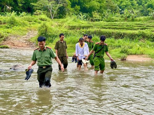 CBCS Công an tỉnh Thanh Hóa vượt suối, băng rừng đến tận nơi ở của thân nhân liệt sĩ để thu nhận mẫu ADN.