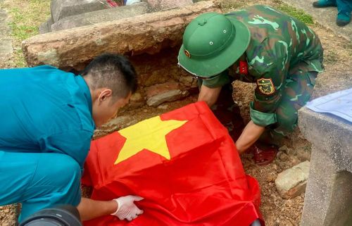 Lực lượng quân sự lấy mẫu xương của các liệt sĩ "Chưa biết tên" để xác định danh tính thông qua mẫu ADN.
