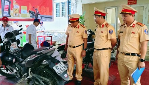 Lãnh đạo Phòng CSGT Công an TP Đà Nẵng kiểm tra khu vực thay nhớt miễn phí cho phương tiện mô tô, xe máy của người dân.