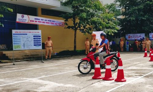 Người dân tham gia thực hành kỹ năng lái xe an toàn qua sa hình.