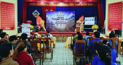 Cán bộ CSGT tuyên truyền kiến thức cơ bản về an toàn giao thông cho người dân xã Bến Giằng.