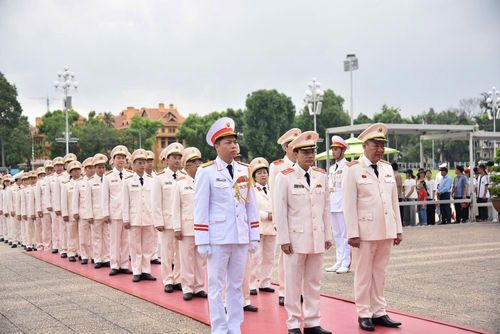 Đảng ủy, lãnh đạo Cục và cán bộ, chiến sĩ Cục An ninh chính trị nội bộ đã tới đặt vòng hoa, vào Lăng viếng Chủ tịch Hồ Chí Minh.