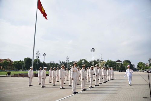 Đoàn đại biểu Cục An ninh chính trị nội bộ xúc động tưởng nhớ và bày tỏ lòng biết ơn vô hạn đối với Chủ tịch Hồ Chí Minh vĩ đại.