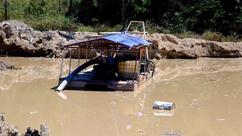 Lực lượng chức năng phát hiện một bè nổi gắn thiết bị hút cát trên sông Đạ Dâng.