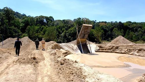 Lực lượng chức năng kiểm tra một khu vực cải tạo đất, tận thu khoáng sản.