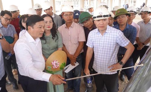 Chủ tịch UBND tỉnh Quảng Trị Lê Hồng Vinh cùng lãnh đạo các sở, ban ngành chỉ đạo các giải pháp đẩy nhanh tiến độ công trình các trường nội trú tại Đakrông và Hướng Phùng, tỉnh Quảng Trị.