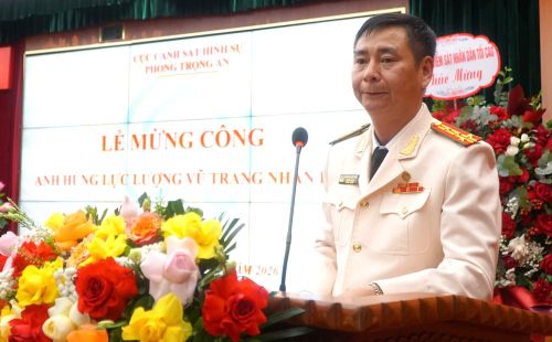 Đại tá Dương Nguyễn Chính, Trưởng phòng Trọng án phát biểu tại buổi lễ.
