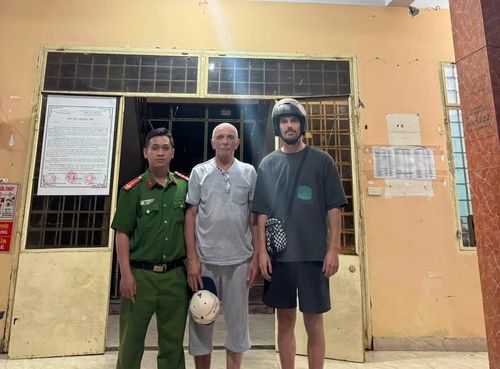 Cụ ông du khách người Nga bị lạc được Công an phường Hòa Xuân giúp tìm lại được người thân.