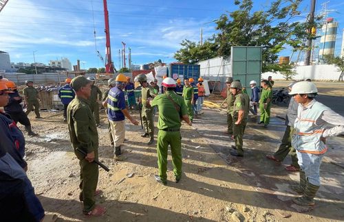 Công an phường Hòa Xuân kiểm tra, sàng lọc ma túy đối với công nhân tại các công trình xây dựng, quyết tâm không để ma túy len lỏi vào địa bàn.