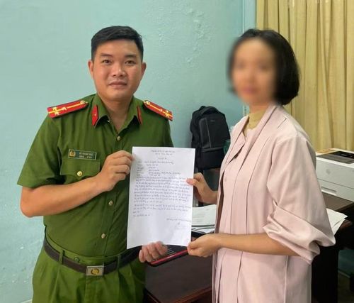 Du khách nước ngoài nhận lại tài sản bị thất lạc và gửi lời cảm ơn đến cán bộ, chiến sĩ Công an phường Hòa Xuân vì sự tận tình, trách nhiệm.