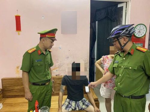 Công an phường Hòa Xuân kiểm tra, rà soát địa bàn khu chung cư Nam cầu Cẩm Lệ trong đợt cao điểm phòng, chống ma túy.