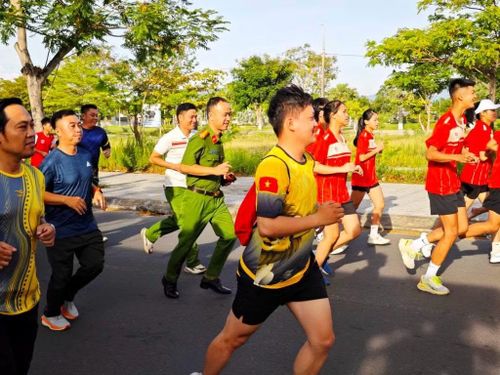 Hình ảnh gần gũi của cán bộ, chiến sĩ Công an phường Hòa Xuân tại Giải chạy hưởng ứng Tháng hành động phòng, chống ma túy năm 2026.