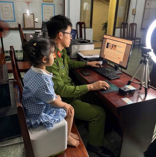 Hình ảnh bé gái vô tư ngồi bên cán bộ Công an phường Hòa Xuân trong lúc làm thủ tục căn cước nhận được nhiều sự chia sẻ, yêu mến trên mạng xã hội.