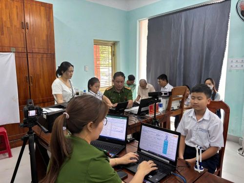 Cán bộ Công an phường Hòa Xuân hỗ trợ người dân làm căn cước, định danh điện tử ngay tại cơ sở, phục vụ nhân dân cả ngoài giờ hành chính.