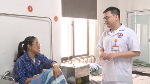 Bác sĩ Chu Đức Khanh, Giám đốc Bệnh viện Đa khoa Hà Nội - Cao Bằng thăm khám, động viên bệnh nhân đang điều trị nội trú tại đơn vị.