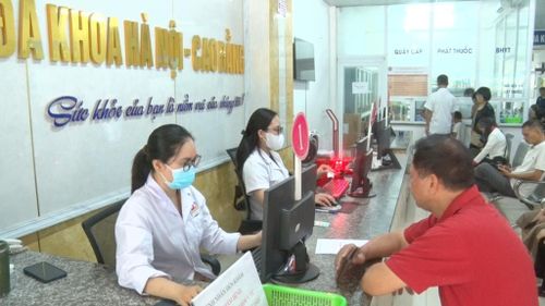 Nhân viên Bệnh viện Đa khoa Hà Nội - Cao Bằng làm thủ tục thanh toán chế độ bảo hiểm y tế cho bệnh nhân sau khi ra viện