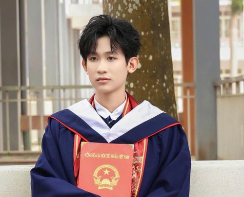 Em Nông Đức Long, Trường THPT Chuyên.