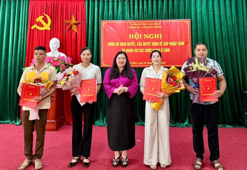 Lãnh đạo xã Bạch Đằng Dương Thủy Tiên trao quyết định cho bí thư chi bộ 4 xóm mới tại hội nghị. if(window.ads_zones == undefined) window.ads_zones = []; window.ads_zones.push('2fc0507105458f6a8e7247d0d4857015') 