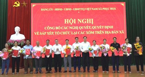 Bí thư Đảng ủy xã Phục Hòa Nông Minh Thắng trao quyết định cho các bí thư chi bộ.