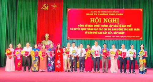 Bí thư Đảng ủy, Chủ tịch HĐND phường Thục Phán Nguyễn Thế Hoàn trao đuyết định cho các bí thư chi bộ mới tại hội nghị.