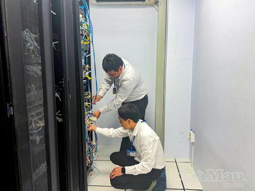 Các kĩ sư tại Trung tâm Chuyển đổi số tỉnh Cà Mau kiểm tra hệ thống máy chủ dữ liệu tập trung.