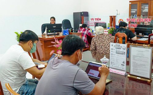 Người dân thực hiện các thao tác trực tuyến trên máy tính bảng tại Trung tâm Phục vụ hành chính công phường Tân Thành.