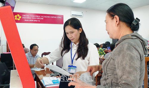 Bà Nguyễn Thị Tâm, Giám đốc Trung tâm Phục vụ hành chính công phường Tân Thành, hướng dẫn người dân thực hiện thủ tục hành chính.