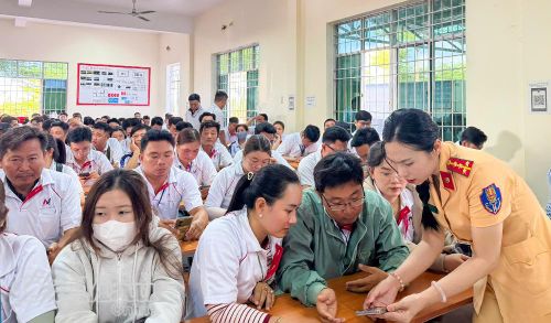 Cán bộ cảnh sát giao thông, Công an tỉnh Cà Mau hướng dẫn, trao đổi thông tin với các học viên lái xe.
