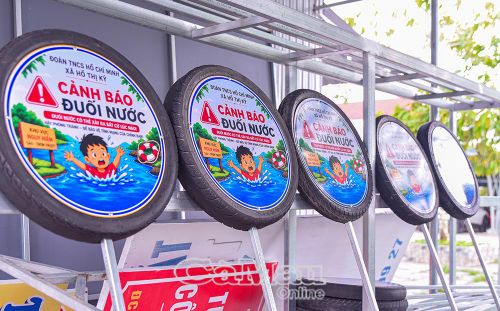 11 biển cảnh báo từ lốp xe cũ là thành phẩm trong đợt đầu triển khai của Xã đoàn Hồ Thị Kỷ.