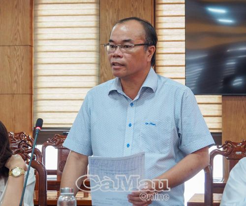 Đồng chí Lâm Hồ Sỹ, Giám đốc Báo và phát thanh, truyền hình Cà Mau, báo cáo một số kết quả nổi bật của đơn vị trong thực hiện nhiệm vụ 6 tháng đầu năm 2026.