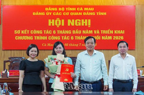 Đồng chí Huỳnh Quốc Việt cùng đồng chí Phan Thanh Duy, Trưởng Ban Tổ chức Tỉnh uỷ , Phó Bí thư Thường trực Đảng uỷ và đồng chí Trương Thị Phúc, Phó Bí thư Đảng uỷ chuyên trách, trao quyết định và tặng hoa chúc mừng đồng chí Huỳnh Út Mười.