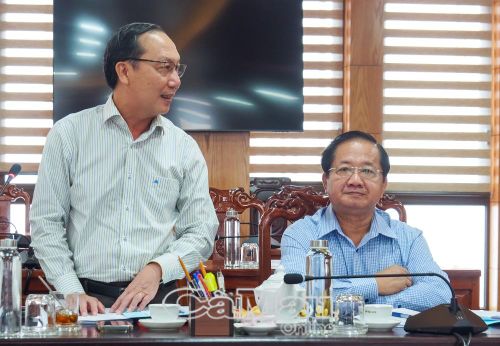  Đồng chí Phan Hoàng Vũ, Phó Chủ tịch HĐND tỉnh, đóng góp ý kiến đối với các dự thảo.