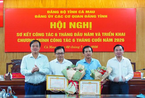 Đồng chí Huỳnh Quốc Việt cùng đồng chí Phan Thanh Duy trao bằng khen cho 1 tập thể (Chi bộ Tổng hợp Văn phòng Tỉnh uỷ) và 1 cá nhân (đồng chí Nguyễn Văn Thi, Đảng bộ Văn phòng Đảng uỷ các cơ quan Đảng tỉnh) hoàn thành xuất sắc nhiệm vụ 5 năm liền.