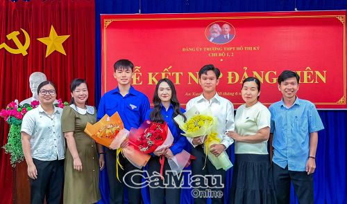  Ba đoàn viên ưu tú (đứng giữa) của Trường THPT Hồ Thị Kỷ vinh dự được đứng vào hàng ngũ của Đảng.
