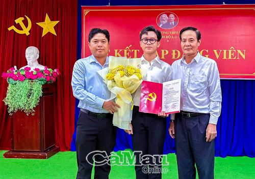  Đoàn viên Nguyễn Tuấn An vinh dự nhận quyết định kết nạp Đảng, đánh dấu bước trưởng thành trong quá trình phấn đấu.