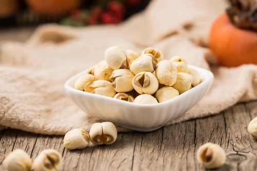 Hạt sen khô có hàm lượng protein, carbohydrate và các khoáng chất cao hơn