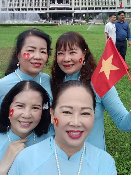Người dân, du khách tham quan các địa điểm lịch sử, chụp hình lưu niệm trong ngày lễ lớn của Thành phố