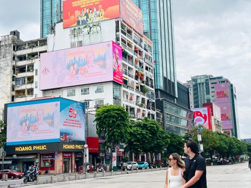 Những tấm băng-rôn, pa-nô chào mừng 50 năm ngày Thành phố Sài Gòn - Gia Định chính thức vinh dự mang tên Chủ tịch Hồ Chí Minh (02/7/1976 - 02/7/2026).