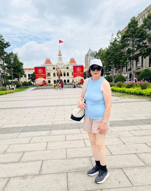 Chị Daniel chụp bức hình kỷ niệm khi du lịch tại TP.Hồ Chí Minh