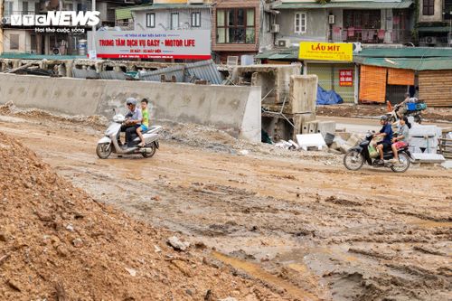 Cùng chung tâm trạng, chị Minh Nguyệt (phường Giảng Võ), chủ một cửa hàng kinh doanh trên phố La Thành hơn 30 năm, cho biết người dân hoàn toàn ủng hộ dự án vì đây là công trình giao thông quan trọng của Thủ đô. Tuy nhiên, việc thi công kéo dài khiến hoạt động buôn bán bị ảnh hưởng đáng kể, trong khi nền đường thấp hơn mặt bằng nhà dân khiến việc đi lại rất bất tiện. Chị mong đơn vị thi công đẩy nhanh tiến độ, đồng thời bố trí các lối đi tạm để tạo thuận lợi cho người dân trong thời gian công trường vẫn đang triển khai.