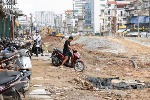 Tuy nhiên, tại khu vực đang thi công, cao độ mặt đường vẫn thấp hơn nền nhà dân dọc phố La Thành, khiến việc đi lại gặp nhiều khó khăn. Để có thể ra vào nhà, nhiều hộ dân phải tự đắp các lối đi tạm bằng đất.