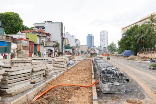 Theo ghi nhận của PV Báo Điện tử VTC News, tại đoạn từ Voi Phục đến khu vực Bệnh viện Phụ sản Hà Nội, nhiều hạng mục hai bên tuyến đã cơ bản hoàn thiện. Mặt đường được thảm nhựa, trong khi công nhân đang khẩn trương trồng cây xanh và hoa trên dải phân cách.