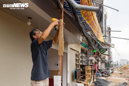 Ông Nguyễn Quốc Đông (trú tại số 840 La Thành, phường Giảng Võ) cho biết gia đình phải tự dựng điểm đỡ để tránh bó dây điện võng xuống sát mặt đường. Cửa hàng đồ gỗ của ông cũng đã tạm ngừng hoạt động hơn một tháng do công trường chắn ngay phía trước. Ông mong các đơn vị sớm hoàn thiện hệ thống điện và mặt đường để người dân ổn định sinh hoạt, kinh doanh.