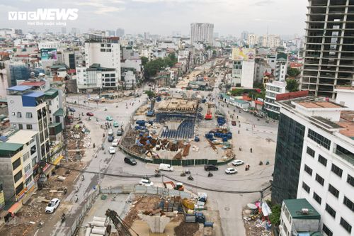 Theo kết luận của Phó Chủ tịch UBND TP Hà Nội Đỗ Anh Tuấn tại cuộc họp kiểm điểm tiến độ, quá trình triển khai dự án thời gian qua đã có nhiều chuyển biến tích cực. Đặc biệt, việc phối hợp giữa dự án đường Vành đai 1 với tuyến đường sắt đô thị số 5 cơ bản đáp ứng yêu cầu, tạo điều kiện để các hạng mục được triển khai đồng bộ. Để bảo đảm các mốc tiến độ, UBND Thành phố đã giao nhiệm vụ cụ thể cho từng sở, ngành và đơn vị.